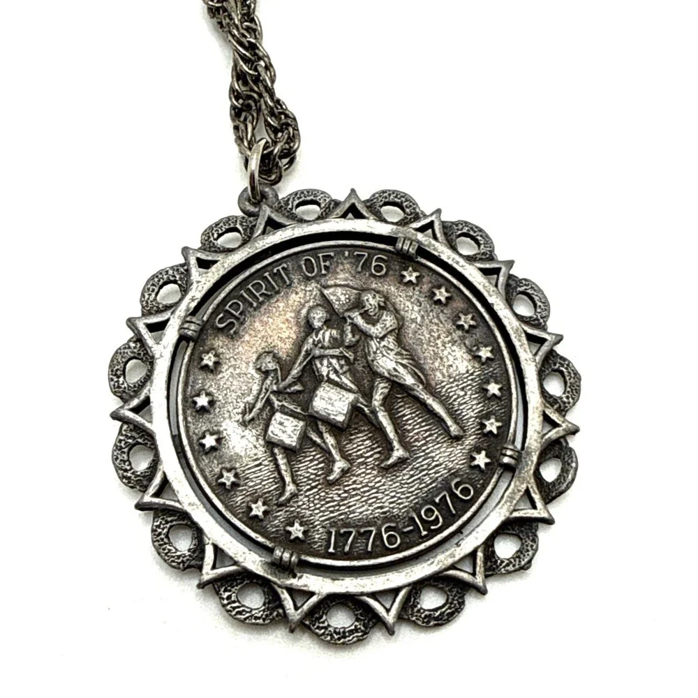 Vintage 1976 Bicentennial Coin Commemorative Pendant Necklace Spirit of '76 24